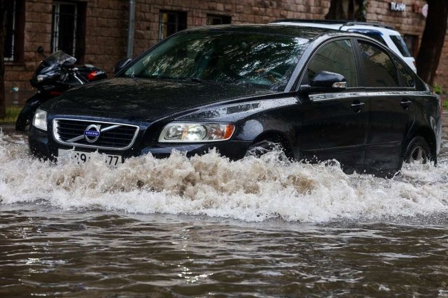 Обычная лужа на дороге может отправить вашу машину на свалку