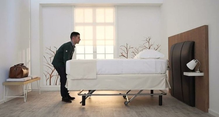 На знаменитом курорте все отели обязали сделать кровати в номерах «подъемными», как в больницах