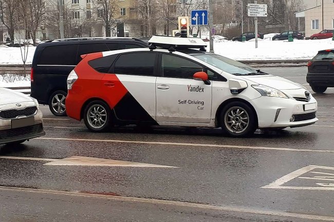 Машина на автопилоте пересекла сплошную: кто будет за это отвечать?