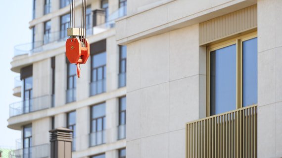 Спрос на элитные новостройки в Москве упал почти на треть