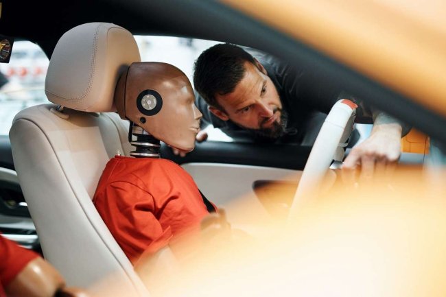 «Два CLA, две силовые установки: как Mercedes-Benz проверял безопасность в реальном столкновении»