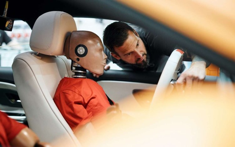 «Два CLA, две силовые установки: как Mercedes-Benz проверял безопасность в реальном столкновении»